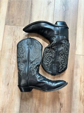 Justin Boots Buck Black leather cowboy boots featuring embroidery 11